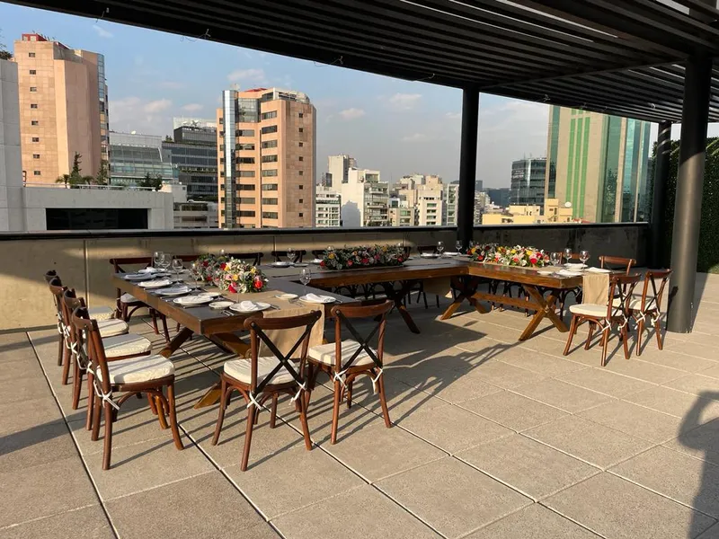 Mesa montada en la terraza de una casa para una cena privada