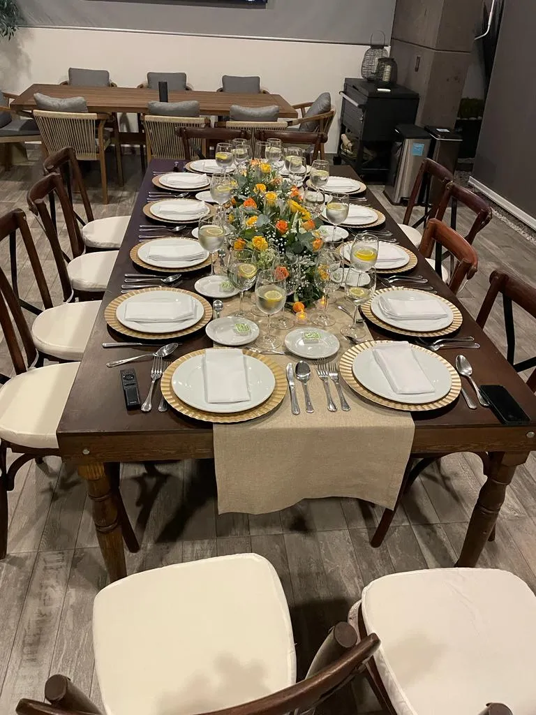 Mesa de banquete con loza y centro de flores