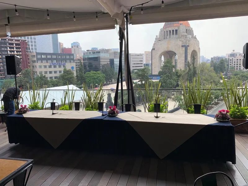 Montaje de catering en una terraza con vista a la ciudad