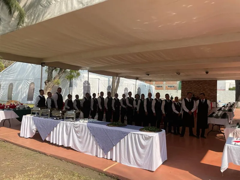 Estaciones de buffet con el equipo de meseros de AEventos