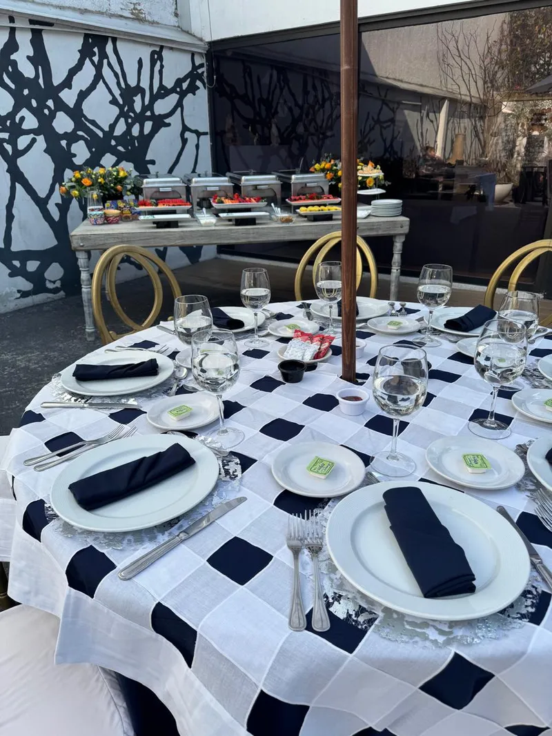 Mesa montada para un brunch familiar