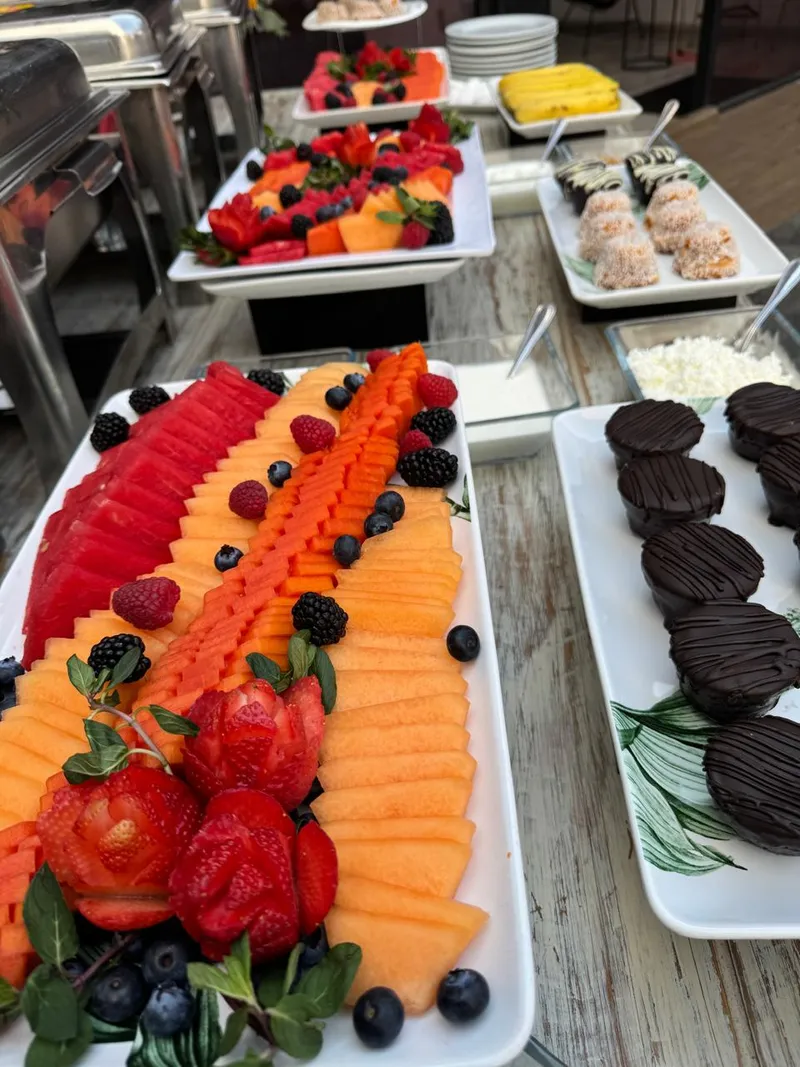 Charolas de fruta fresca en una estación de brunch